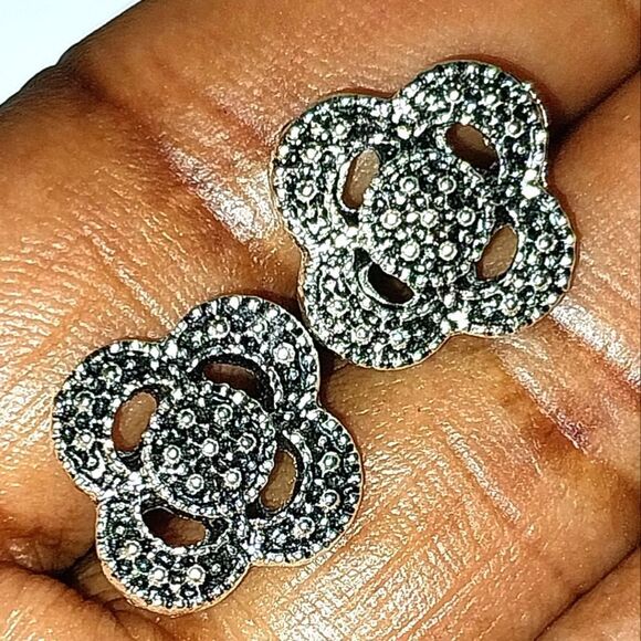 Vintage geometric cutout carved stud earrings - Picture 3 of 6